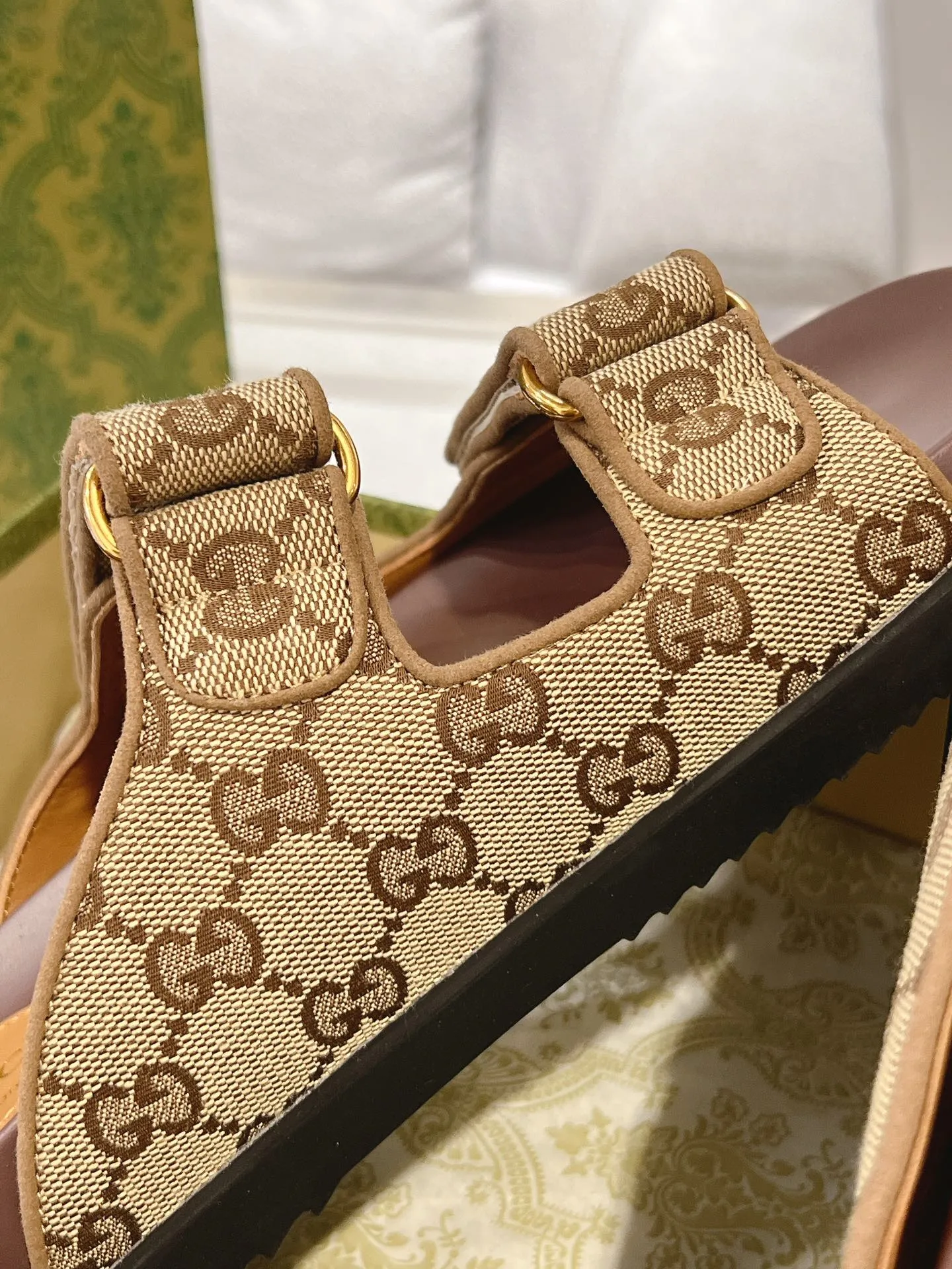 👟👟Ex-factory price 480👟👟 The latest Guccl24ss new product Double G women's Velcro sandals😎 These flat sandals are designed with Velcro straps, which are modern and sporty, bringing comfort. This accessory is crafted from light blue and ivory white GG denim fabric. The upper straps are decorated with elegant Double G-shaped accessories, showing a unique style. Gucci classic presbyopic cloth surface...hot diamond surface...rubber outsole...ZP molded midsole feet...original metal buckle/rhinestone surface Code number: 35 to 42 (41.42 is custom-made and non-refundable)